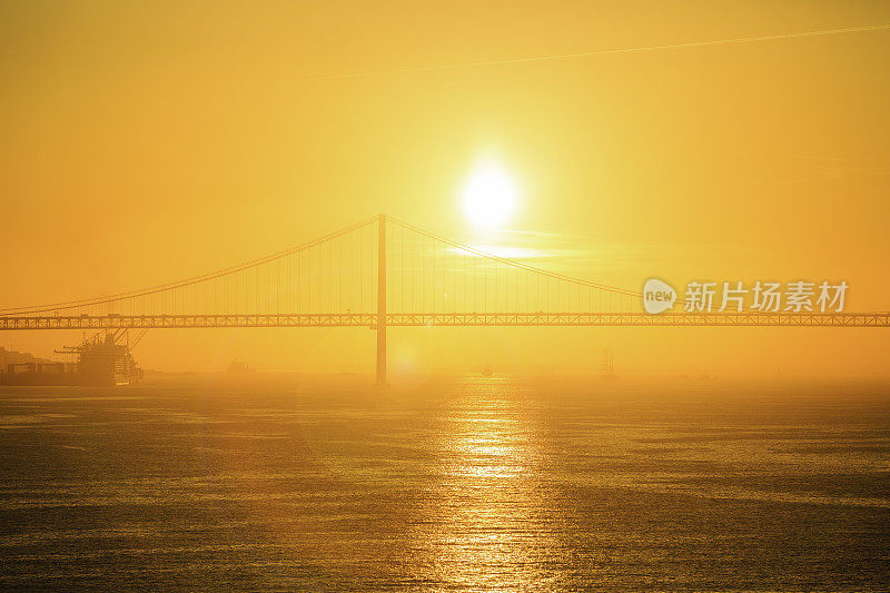 河上生机勃勃的日出/日落